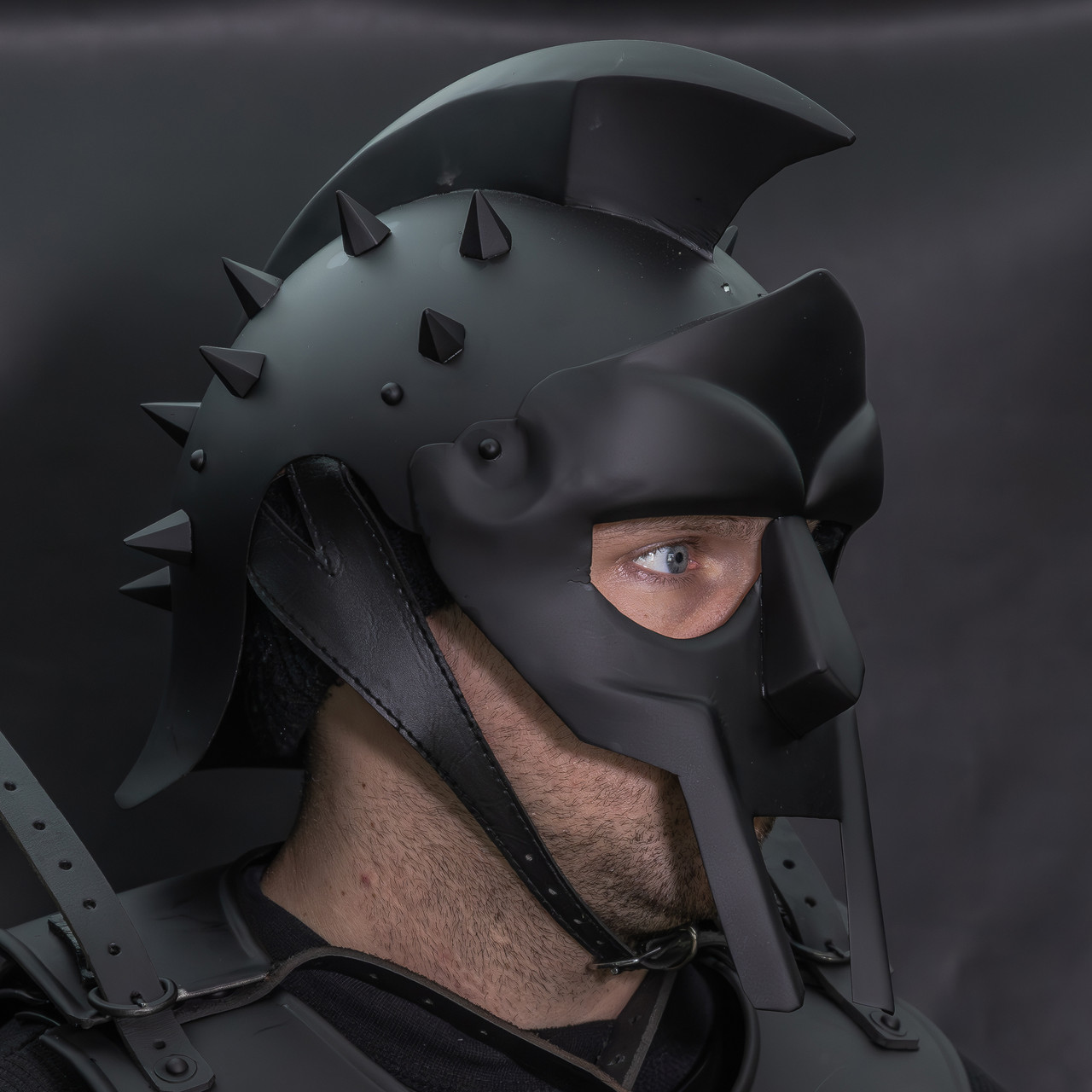 Casco Romano Gladiador Maximus Negro Mate – Perfecto Para Disfraces Y Coleccionismo