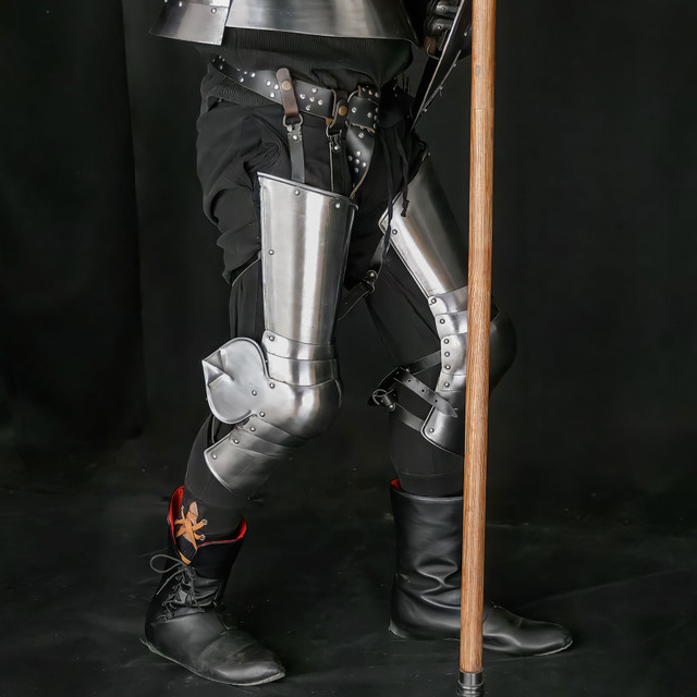 Avenger Medieval 18g Greaves Leg Plate Armor