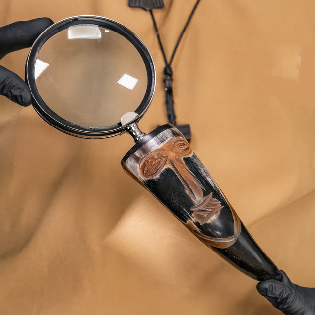 Vroulike Tribal Cow Horn Executive Magnify Glass Desk Accessory