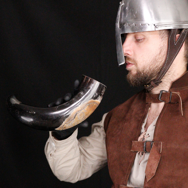Scab of the Sea Pirate Drinking Horn with Hand-Forged Twisted Iron Stand – Medieval Viking Set