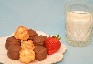 macaroond-and-milk-2.jpg