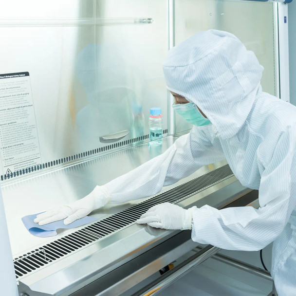 Blue S700 ultra lo-lint wiper cleaning industrial equipment surface without leaving lint residue.