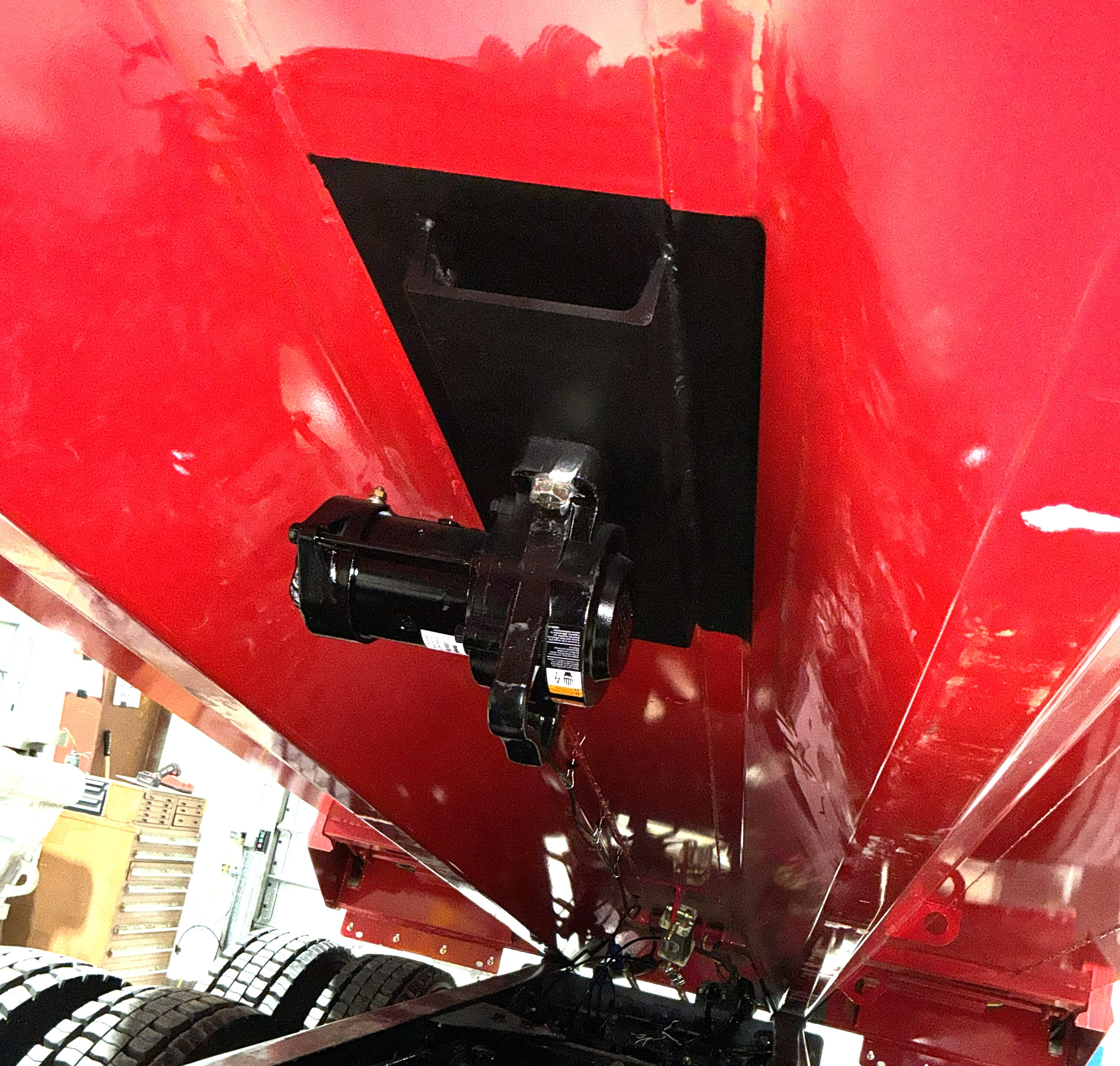 Dump body vibrator installed under body