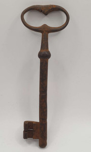 VINTAGE ANTIQUE LARGE KEY