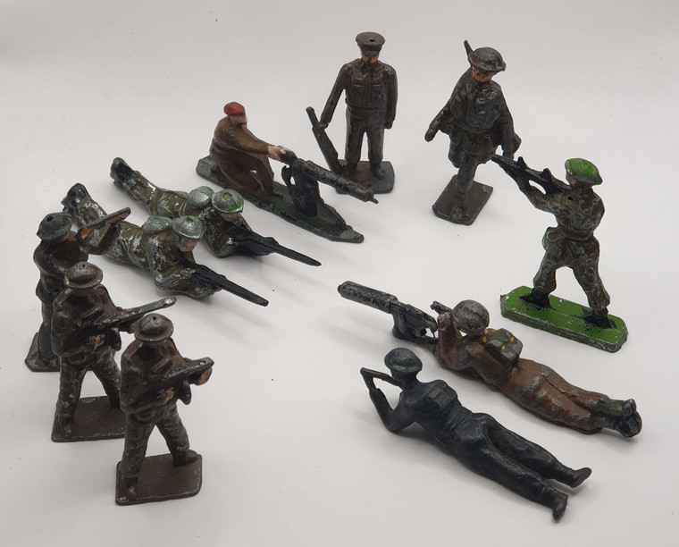 LEAD 11 WWII BRITISH SOLDIERS VINTAGE TOYS LOT