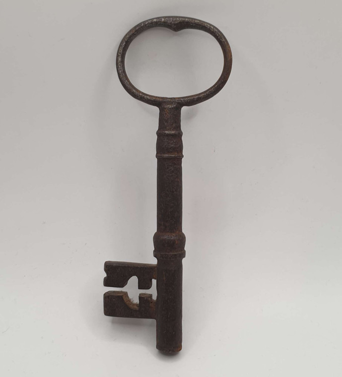 VINTAGE ANTIQUE LARGE KEY--