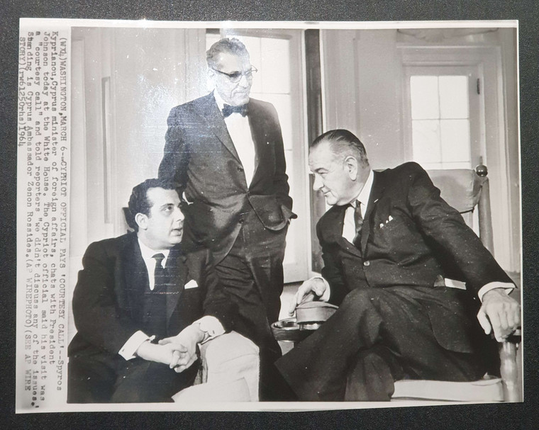 WASHINGHTON 1964 KYPRIANOU CHAT WITH PRESIDENT JOHNSON ORIGINAL WHITE HOUSE ARCHIVE PHOTO