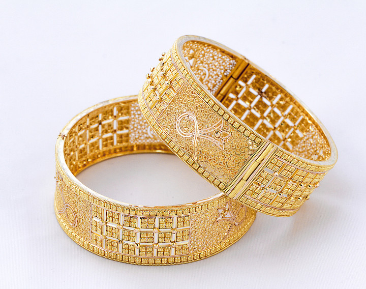 YELLOW GOLD INDIAN STYLE BANGLES, 21K, Size: Medium, Weight: 80.4g YELLOW GOLD INDIAN STYLE BANGLES, 21K, Size: Medium, Weight: 80.4g