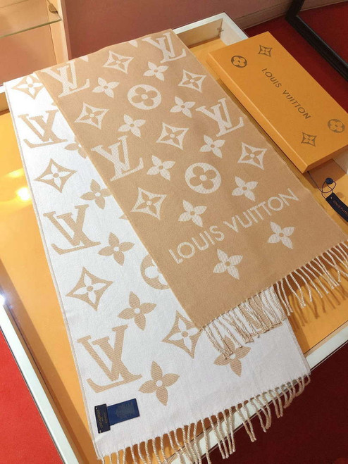 LV M77728 Louis Vuitton LV Essential Scarf  L60217
