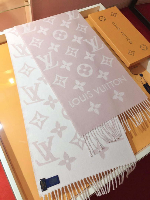 LV M77854 Louis Vuitton LV Essential Scarf  L60215