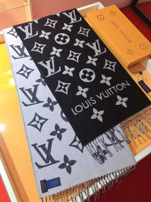 LV M77853 Louis Vuitton LV Essential Scarf  L60218
