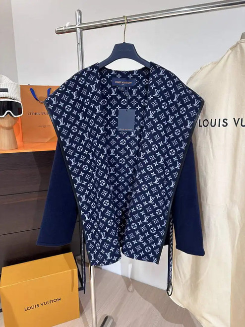 Louis Vuitton LV 1A4PE6 Short Hooded Wrap Coat L55767