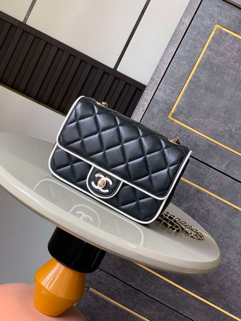 Chanel  AS5150 Spring-Summer 2025 Pre-collection Flap Bag Lambskin  Black  & White