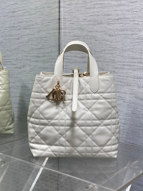 Dior M2836 Medium Dior Toujours Vertical Tote Bag White Macrocannage Calfskin