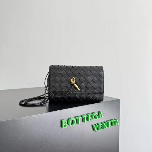 Bottega Veneta BV 836940VCPP22190 Andiamo Pouch BV92006