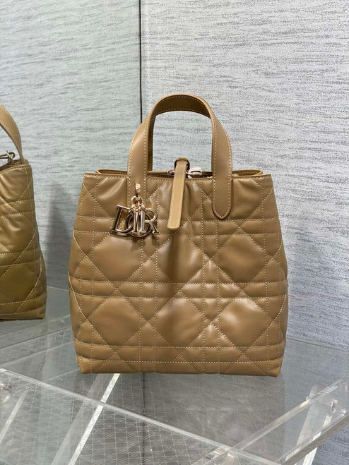 Dior M2836 Medium Dior Toujours Vertical Tote Bag Sand Macrocannage Calfskin