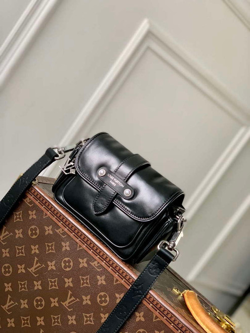 LV M13989 Louis Vuitton Cargo Wearable Wallet Black