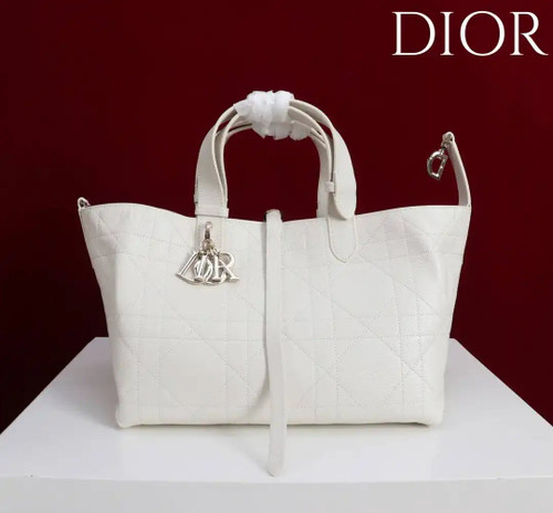 Dior M2821 Medium Dior Toujours Bag White Macrocannage Grained Calfskin