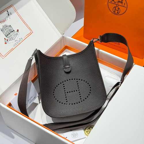 Hermes H083443  Evelyne 23  Clemence Leather Tc cow leather  Shoulder Bag