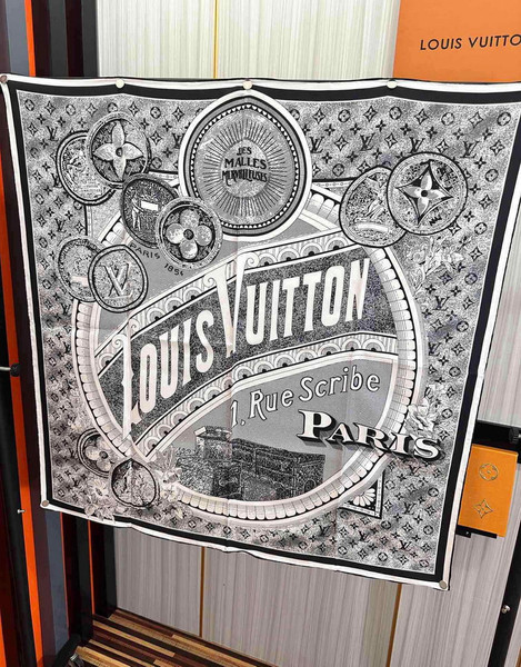 Louis Vuitton Fashion Jacquard Silk Scarf L39034