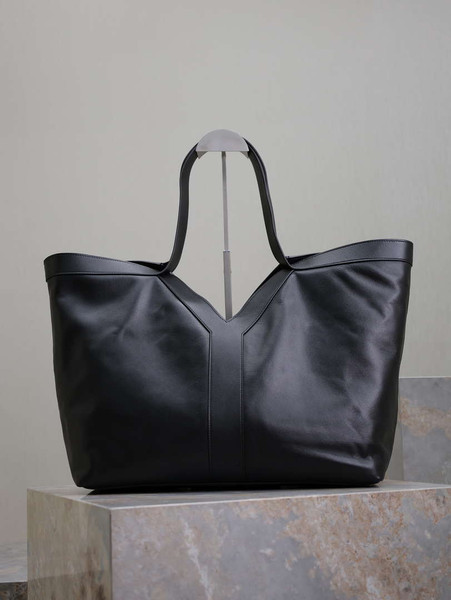 YSL 817602AAEB31000 Y Tote in leather Calfskin Black
