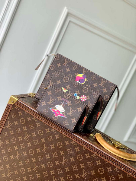 LV M13762 Louis Vuitton LV x TM Trio Toiletry Pouch Monogram