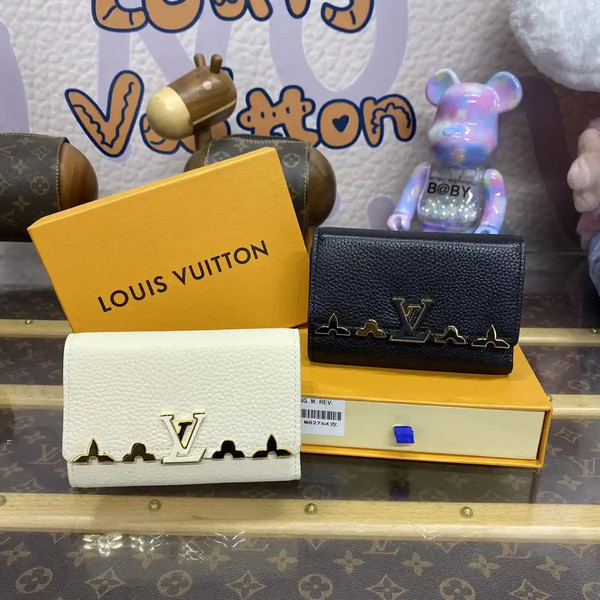 Louis Vuitton Capucines Compact Wallet LV M82835 White