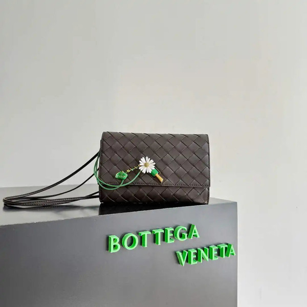 Bottega Veneta BV 838870V4SCH9111 Andiamo Daisy Pouch BV92005