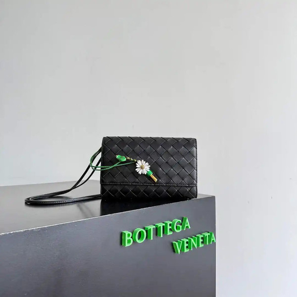 Bottega Veneta BV 838870V4SCH9111 Andiamo Daisy Pouch BV92003