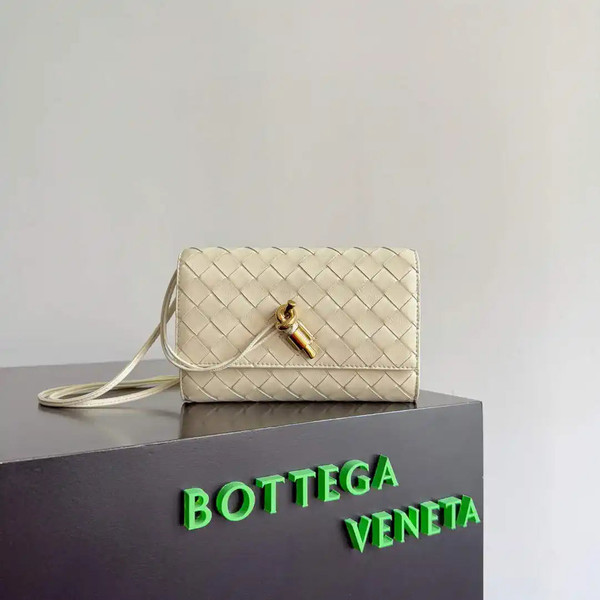 Bottega Veneta BV 836940VCPP22190 Andiamo Pouch BV92009