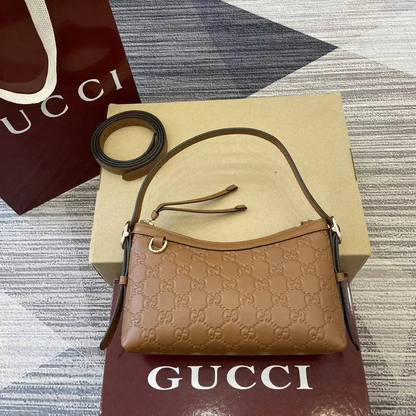 Gucci GG Emblem small shoulder bag 847450 Brown