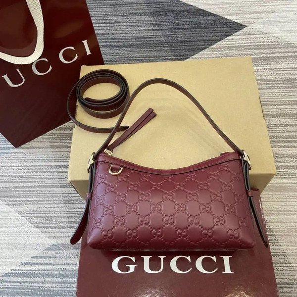 Gucci GG Emblem small shoulder bag 847450 Red