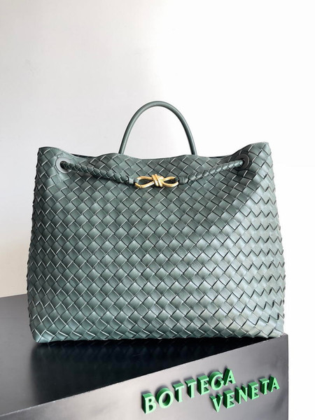 Bottega Veneta BV 766019 Large Andiamo fondant bag BV9910