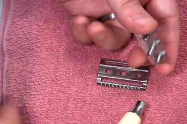 Video - How to Change a Safety Razor Blade