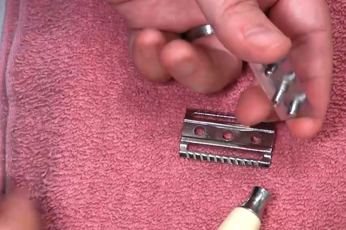 Video How to Change a Safety Razor Blade Super Safety Razors
