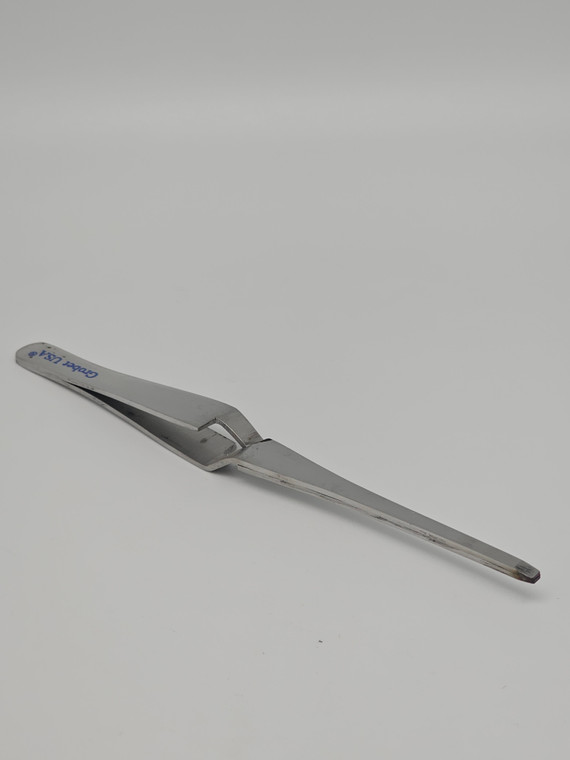 Tweezer Cross Lock -Wide Tip-. Tweezers are a simple but useful tool to use when making jewelry. They can help hold small objects in place, pick up beads, and even assist with knots and placement of tiny adornments. Crosslock action. Extra long with wide tip.