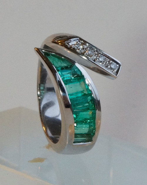 2.00 CT Fine Colombian Green Emerald & Naural Diamond 750 18 K Gold RING
