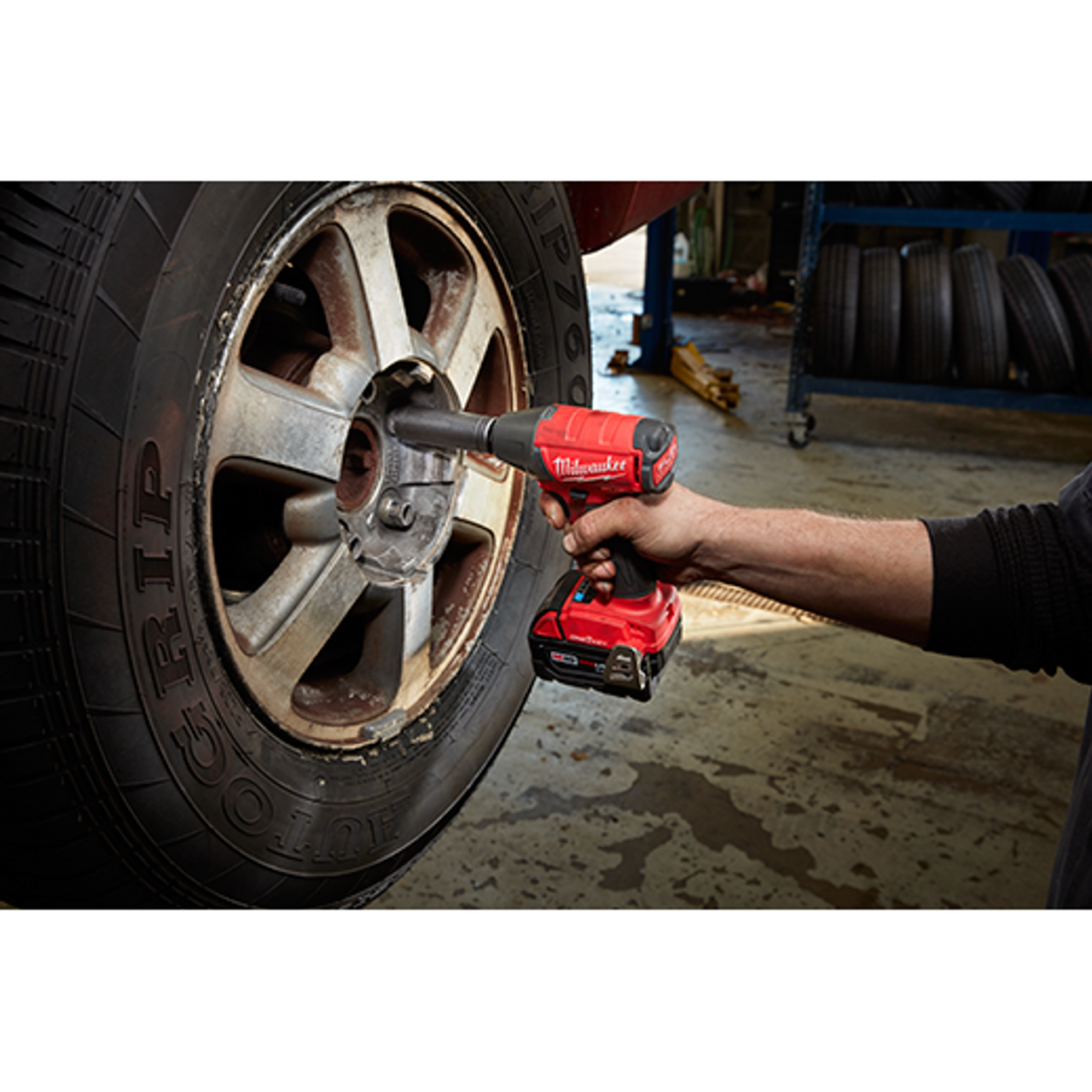 M18 FUEL with ONE-KEY 1/2" Compact Impact Wrench w/ Friction Ring Kit