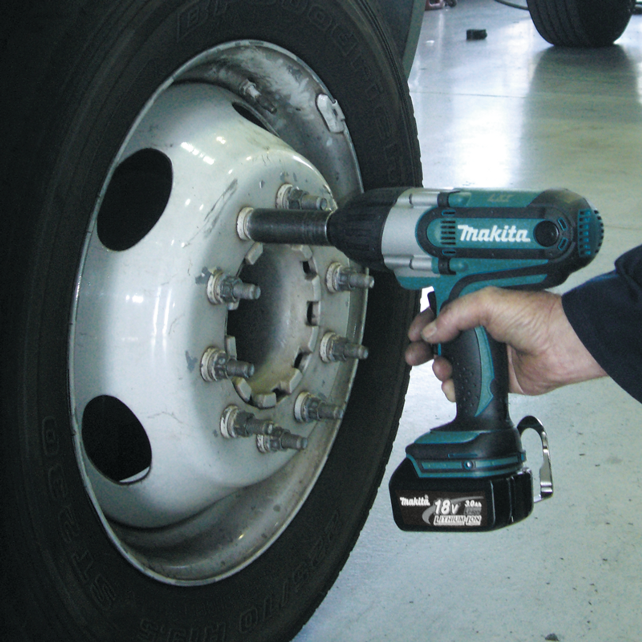 18V LXT? Lithium-Ion Cordless 1/2" Sq. Drive Impact Wrench Kit (3.0Ah), Makita-built motor delivers, XWT041X