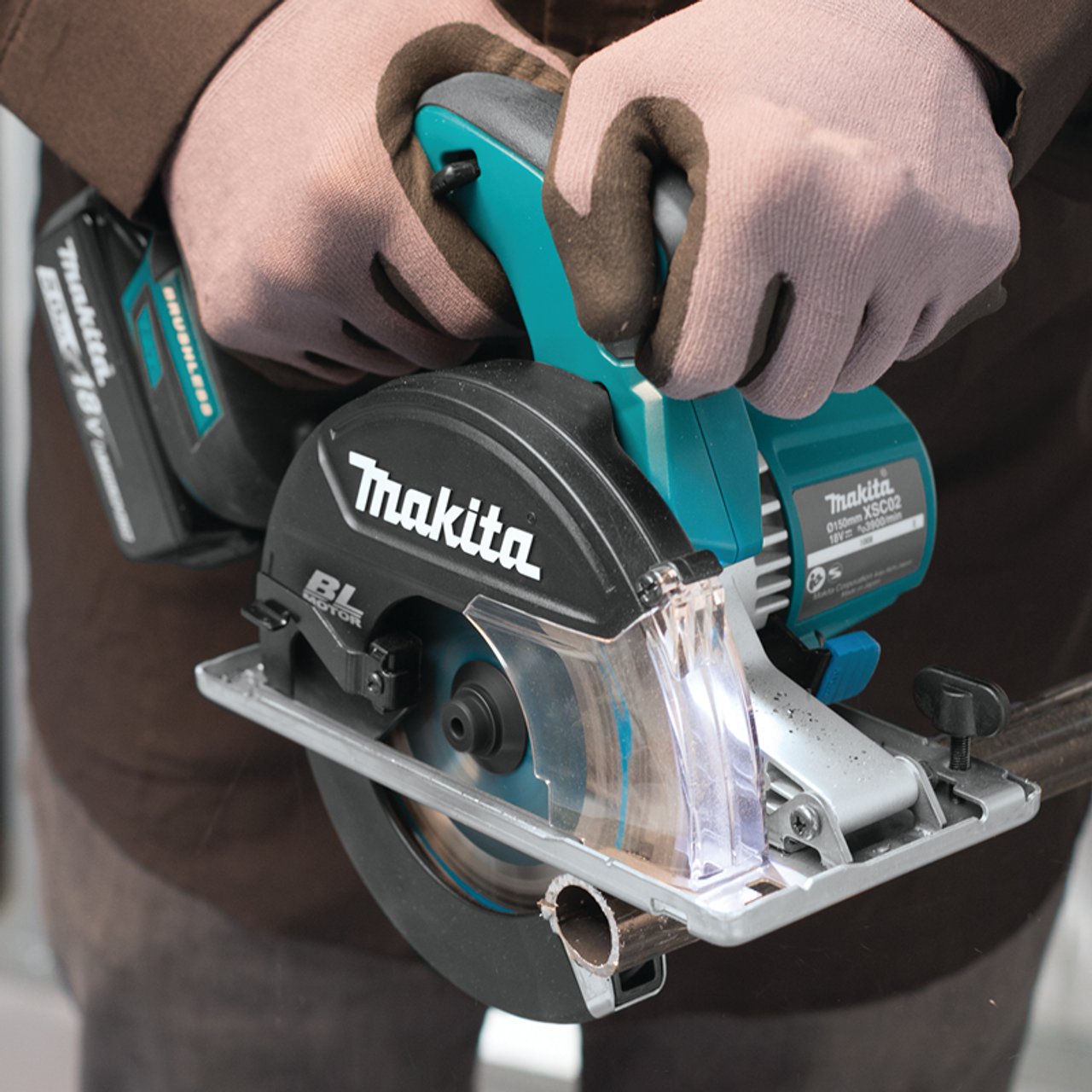 Makita XSC03T 18V LXT Lithium-Ion Cordless 5-3 8" Metal Cutting Saw Kit, with Electric Brake and Chip Collector (5.0Ah) - 1