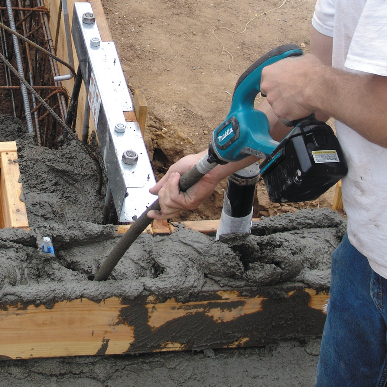 18V LXT? Lithium-Ion Cordless 4' Concrete Vibrator, Tool Only, Makita-built motor, XRV01Z