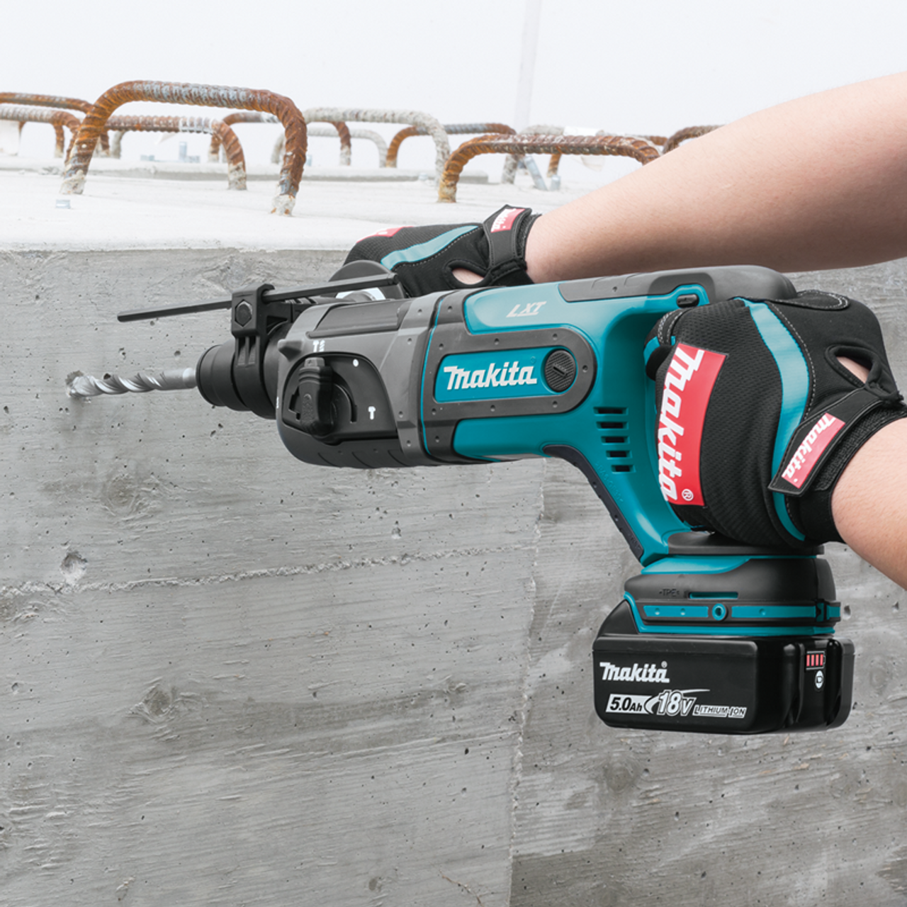 18V LXT? Lithium-Ion Cordless 7/8" Rotary Hammer Kit, accepts SDS-PLUS bits (5.0Ah), Job site tested, XRH04T
