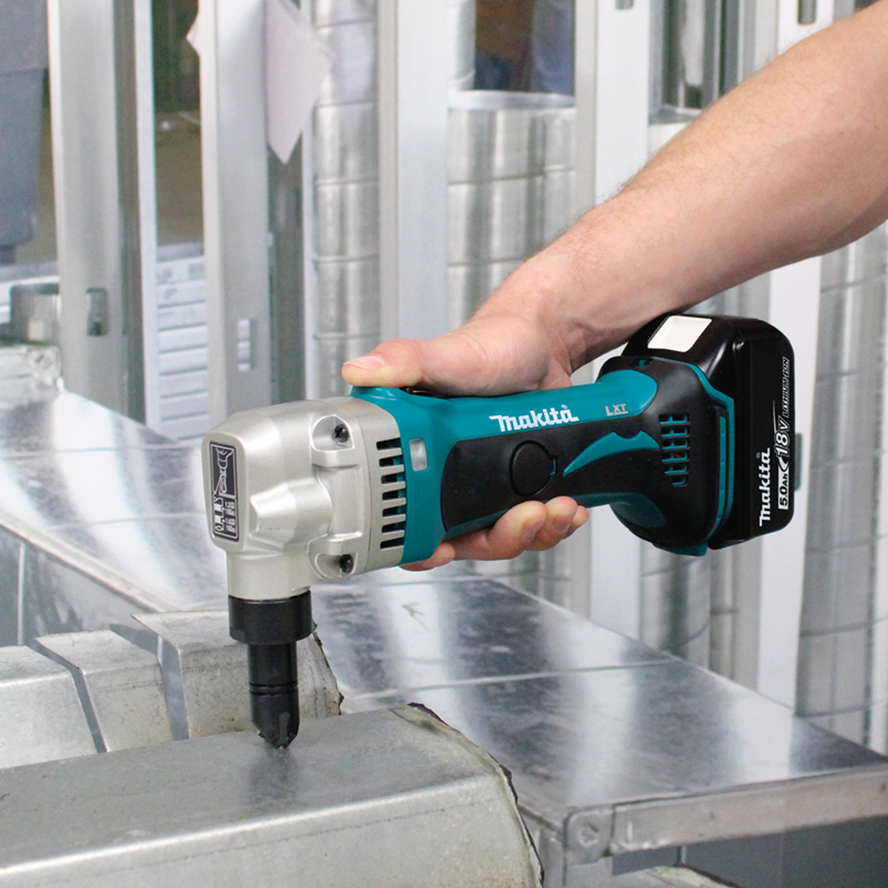 18V LXT? Lithium-Ion Cordless 16 Gauge Nibbler Kit (5.0Ah), Makita-built motor, XNJ01T