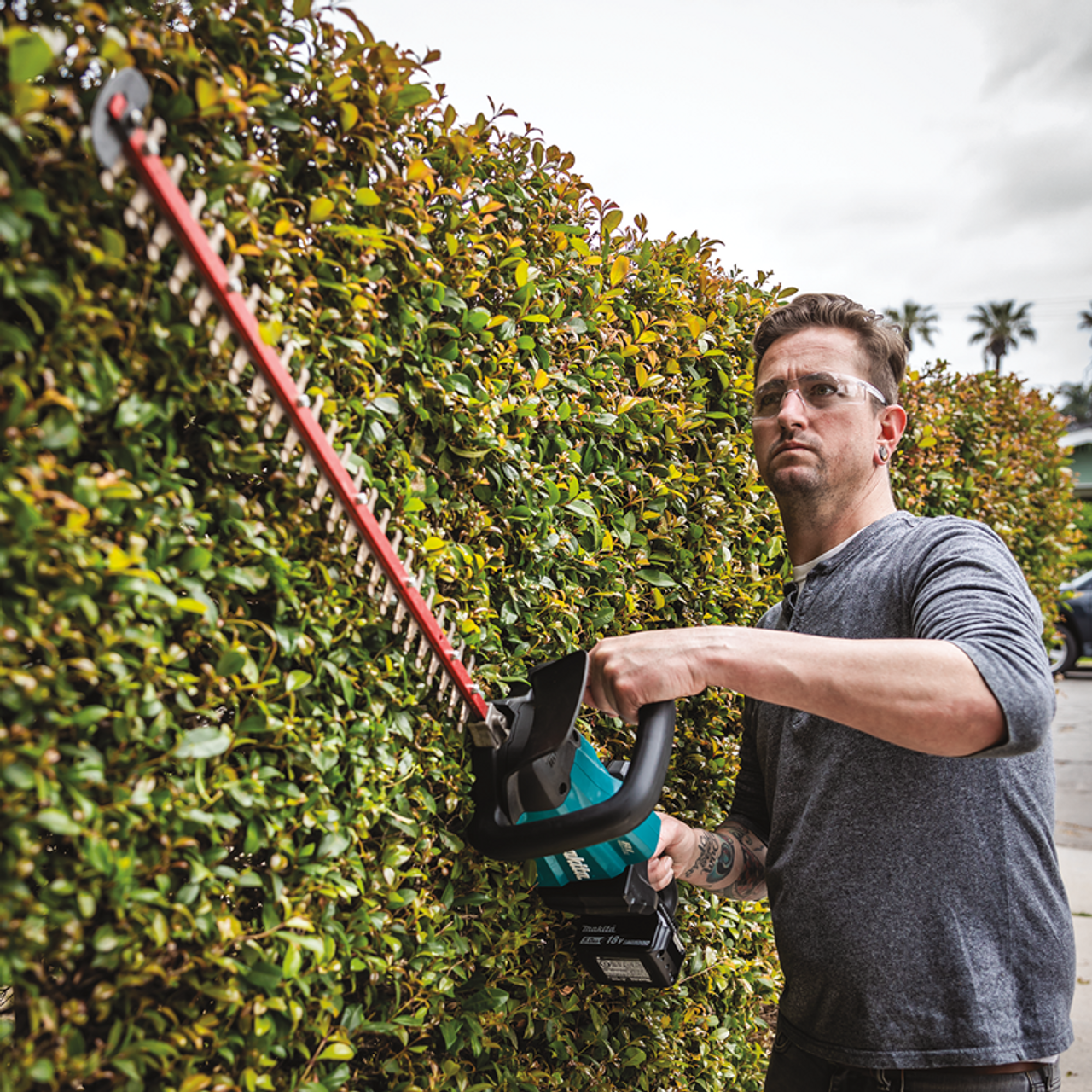 18V LXT? Lithium-Ion Brushless Cordless 24" Hedge Trimmer Kit (5.0Ah), 5-position rotating rear handle, XHU07T
