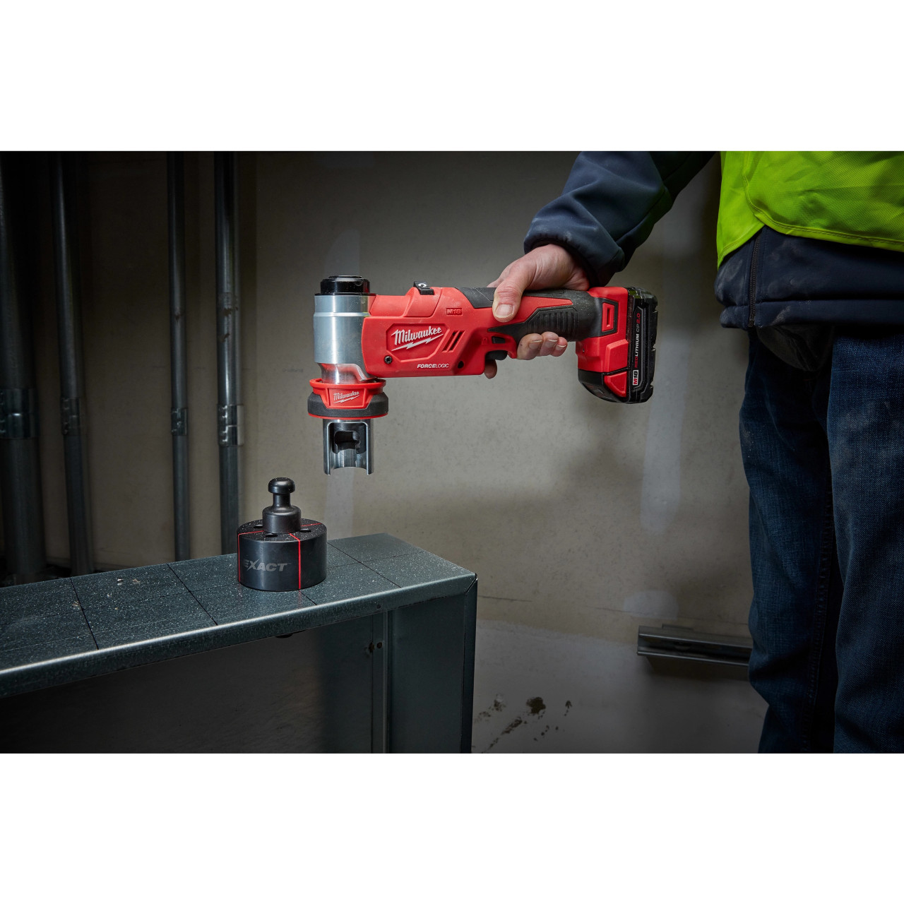 Milwaukee M18™ FORCE LOGIC™ 6T Knockout Tool 1/2" - 4" 2677-04