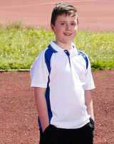 Kids' polo shirt in white with blue accents, featuring a logo, modelled by a boy outdoors.