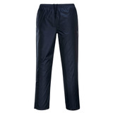 Packable pants in navy blue with an elastic waistband and drawstring. Features a simple design and a logo.