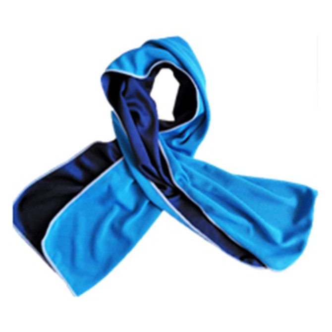 A cooling towel in blue and navy, featuring a smooth texture and an integrated logo. Perfect for outdoor leisure activities.
