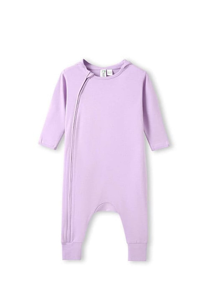 A hooded organic cotton baby suit in soft lilac with long sleeves and a zip opening. It has a logo on the label.
