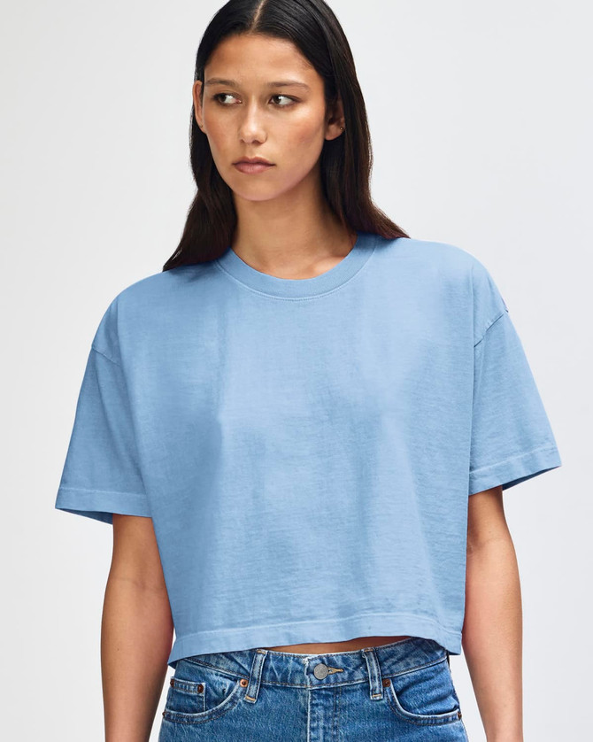 A blue crop boxy T-shirt made of heavyweight cotton, featuring a relaxed fit and a logo.